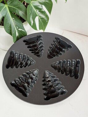NordicWare Evergreen Cakelets Mold Pan 2.5 Cups Christmas Tree Cast Aluminum
